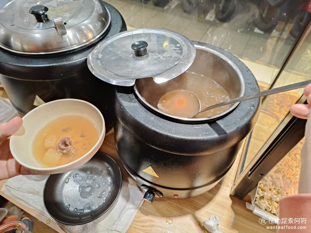 新牛屋(牛一牛)厚切牛排-內湖店 牛一牛厚切牛排-內湖店 內湖美食 美式料理 牛肉清湯記得一定要趁熱喝,因為裡面有加蘿蔔,通常這種湯只要冷掉後就超級難喝 @在地老饕阿府
