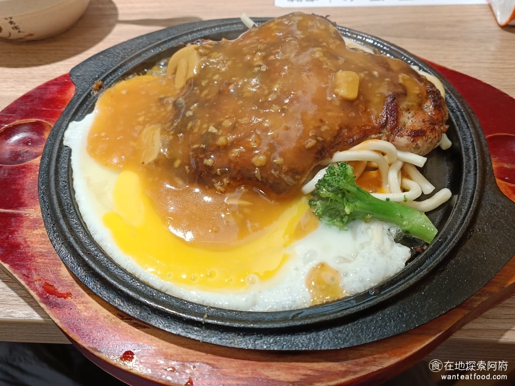 新牛屋(牛一牛)厚切牛排-內湖店 牛一牛厚切牛排-內湖店 內湖美食 美式料理 雞腿排 雞腿排還不錯,表皮煎的很香很脆,份量也很大而且雞腿肉吃起來也很軟,唯一的缺點是除了蘑菇醬以外,肉本身沒有特別好吃的調味 @在地老饕阿府