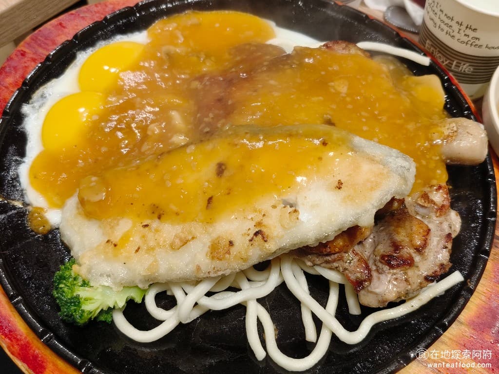 新牛屋(牛一牛)厚切牛排-內湖店 牛一牛厚切牛排-內湖店 內湖美食 美式料理 鱈魚加雞腿排拼盤 想要吃雙主餐可以點拼盤,價格也只要 350 元,非常的划算。 @在地老饕阿府