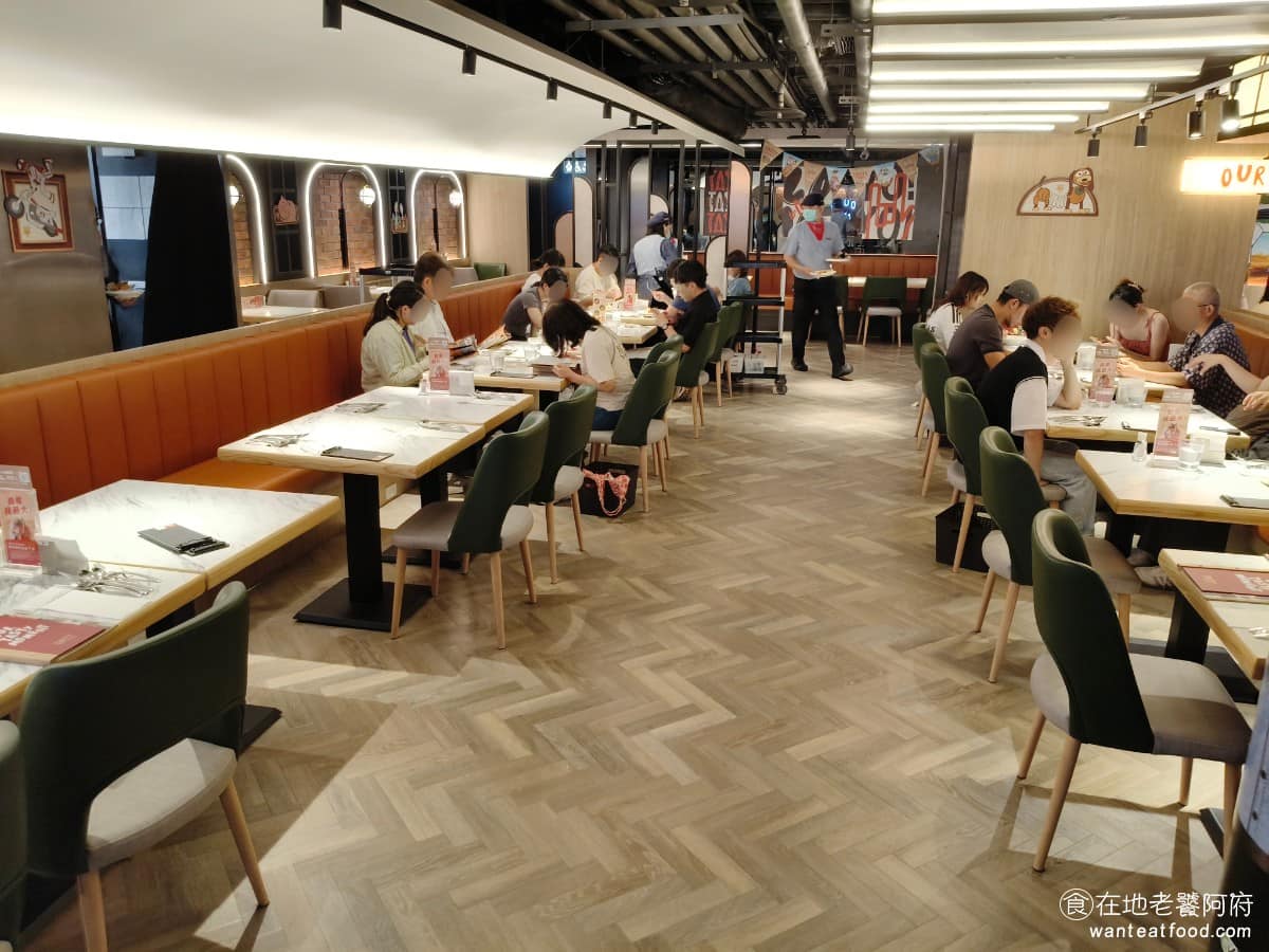 西堤牛排台北光復南店 西堤牛排台北光復南店菜單 西堤牛排台北光復南店推薦 大安區美食 大安美食 《西堤牛排 光復南店》走的是美式時尚風格,融合塗鴉、金屬、曲線等元素設計,整體用餐空間給人比較活潑、明亮的感覺,跟一般傳統西式餐廳的氛圍不太一樣。 @在地老饕阿府