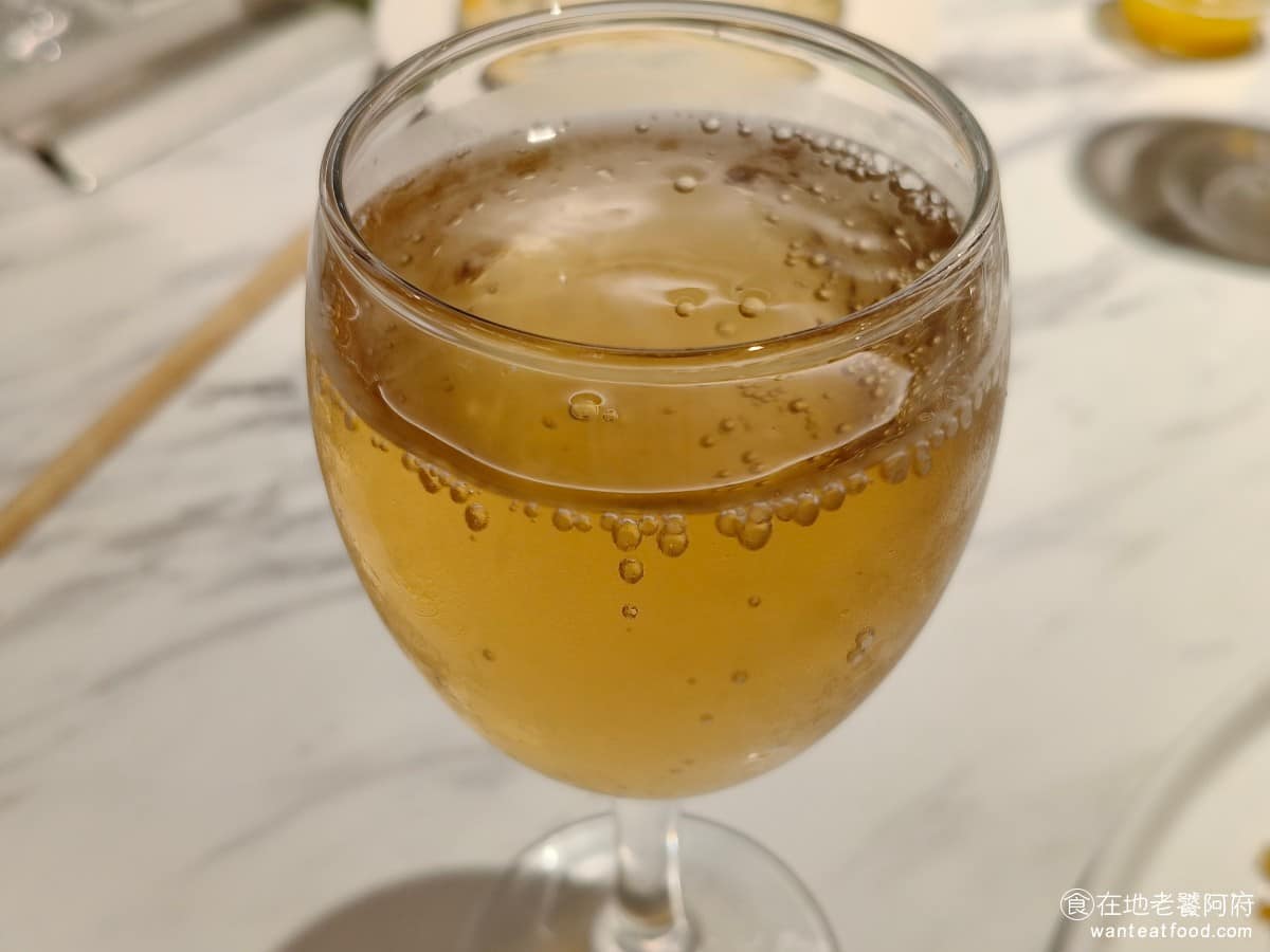 西堤牛排台北光復南店 西堤牛排台北光復南店菜單 西堤牛排台北光復南店推薦 大安區美食 大安美食 蘋果醋 吃完主餐時會上的,幫助去油解膩,蘋果味非常香濃,並且帶有少許氣泡感,喝起來清爽。 @在地老饕阿府