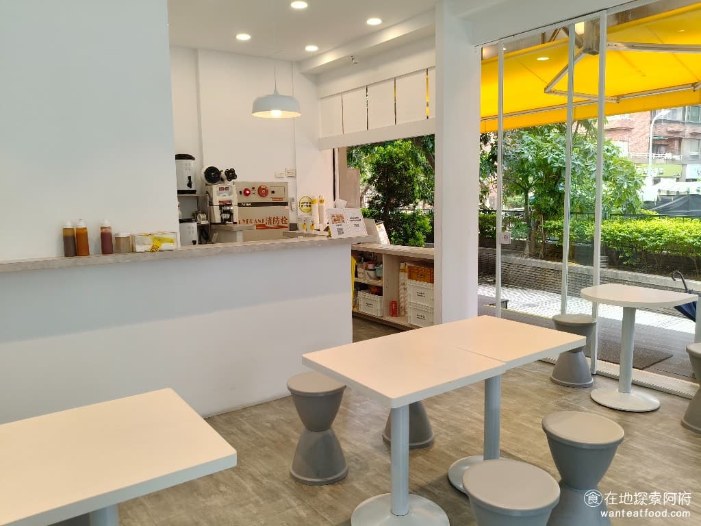 晚安早餐 內湖店 內湖店菜單 內湖店價格 內湖區美食 內湖美食 港墘美食 中式料理 台式料理 蛋餅 店內的座位不多,但通常在《晚安早餐 內湖店》用餐,等候時間也不會特別久,因為客人用餐的速度都非常快,店內的冷氣也開得非常涼爽。 @在地老饕阿府