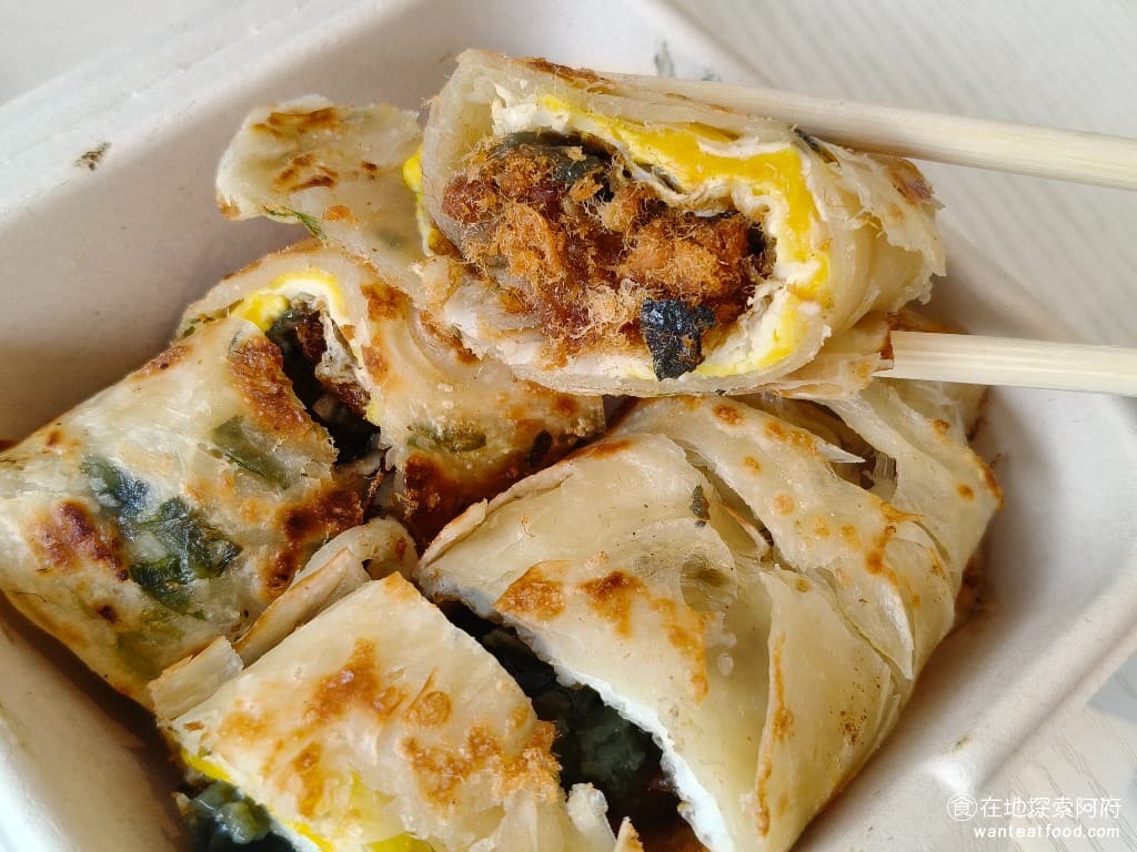 晚安早餐 內湖店 內湖店菜單 內湖店價格 內湖區美食 內湖美食 港墘美食 中式料理 台式料理 蛋餅 肉鬆上面加了滿滿的美乃滋,除了雞蛋以外,還有皮蛋這樣的雙蛋口味,吃起來超級滿足。最特別的是《晚安早餐 內湖店》的蛋餅,超級厚實,吃起來也非常酥脆,完全不同於一般早餐店的薄蛋餅。 @在地老饕阿府