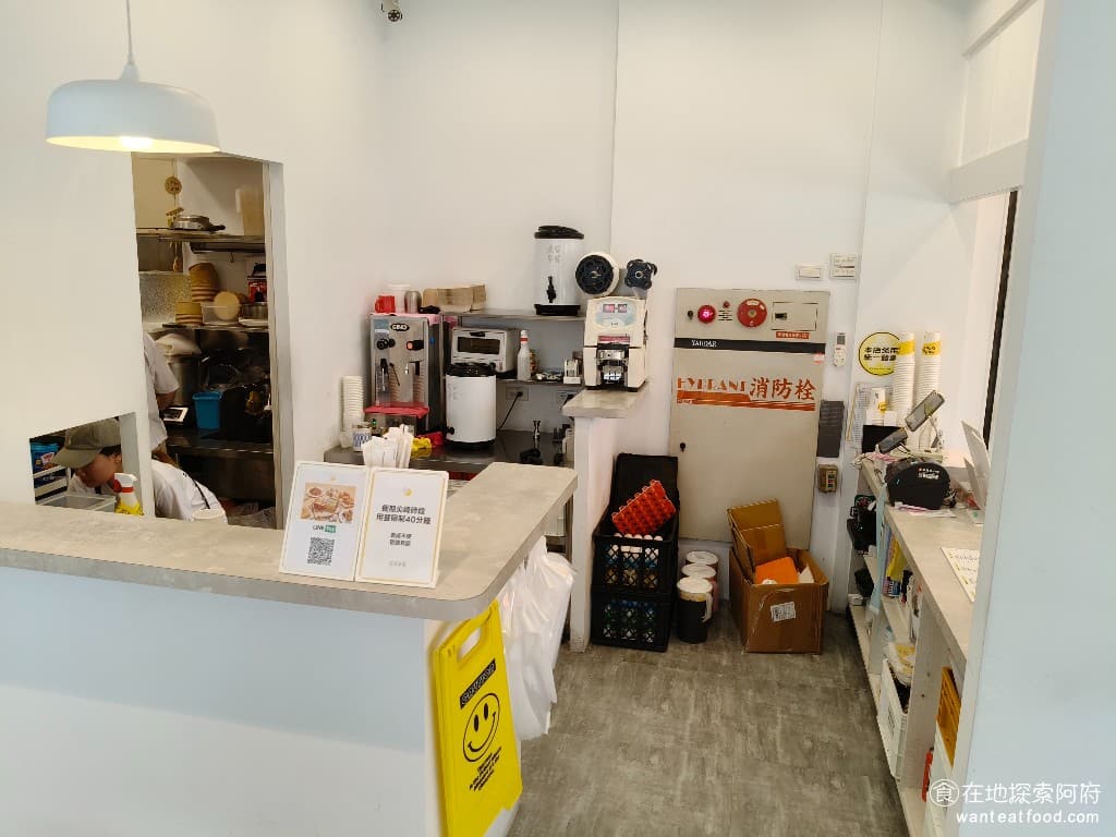 晚安早餐 內湖店 內湖店菜單 內湖店價格 內湖區美食 內湖美食 港墘美食 中式料理 台式料理 蛋餅 在《晚安早餐 內湖店》用餐,內用的環境非常的舒適,連外帶的包裝,每個餐盒都會貼上專屬的封條膠帶,包裝得非常精美,有一種在拆禮物的感覺。聽網友說《晚安早餐 內湖店》的老闆是處女座,所以從很多小細節就能看得出店家的用心,例如餐點的品質、外送等待的時間,還有店內的環境整潔。 @在地老饕阿府