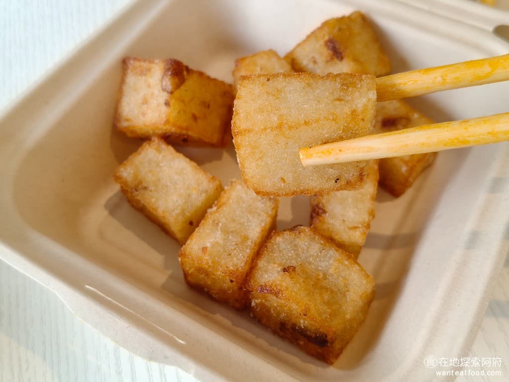 晚安早餐 內湖店 內湖店菜單 內湖店價格 內湖區美食 內湖美食 港墘美食 中式料理 台式料理 蛋餅 蘿蔔糕的外皮炸得非常金黃酥脆,裡面的蘿蔔糕味道吃起來比較清淡,但整體來說,其實還蠻好吃的,原因就是《晚安早餐 內湖店》的油用的都非常乾淨,所以炸過後的蘿蔔糕吃起來完全不會膩口。 @在地老饕阿府