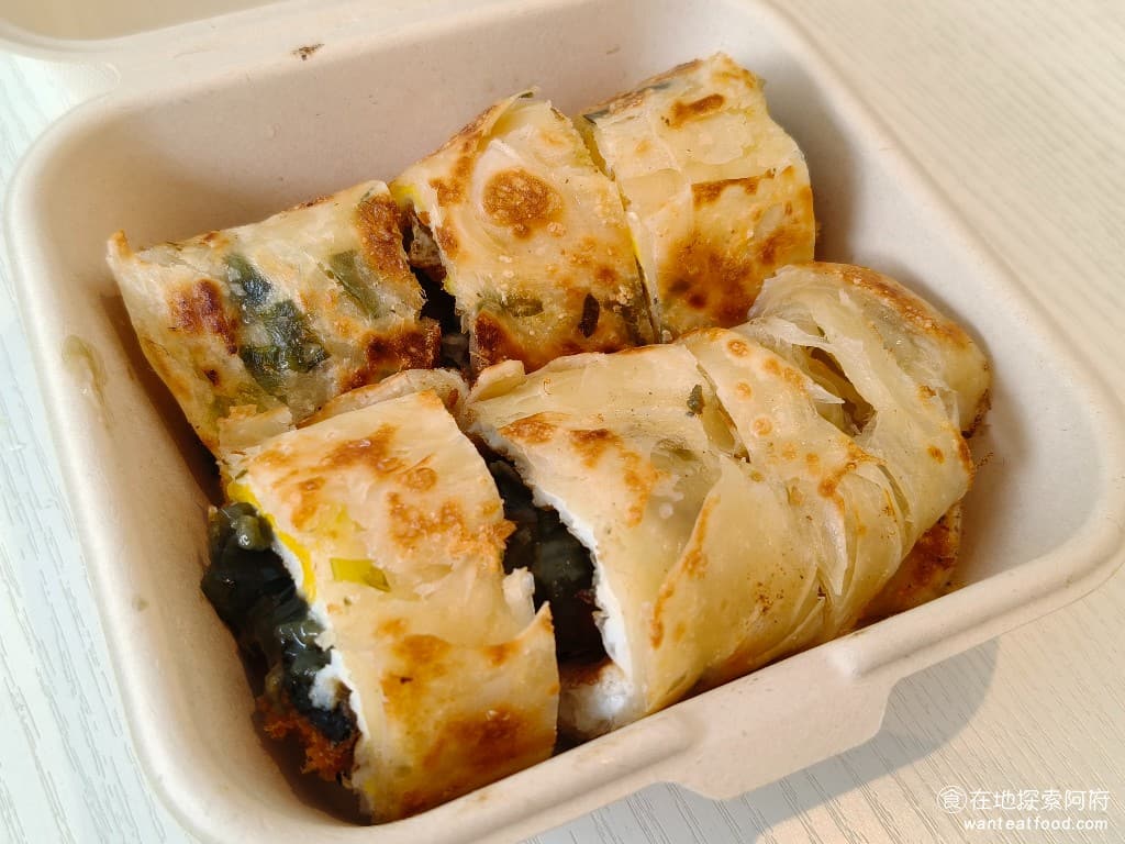 晚安早餐 內湖店 內湖店菜單 內湖店價格 內湖區美食 內湖美食 港墘美食 中式料理 台式料理 蛋餅 台式肉鬆混蛋 這是招牌之一的蛋餅,口味這個組合超級特別,整個蛋餅呈現的是台式的風味,裡面加了皮蛋、肉鬆和美乃滋,這樣的搭配吃起來超有層次感。 @在地老饕阿府