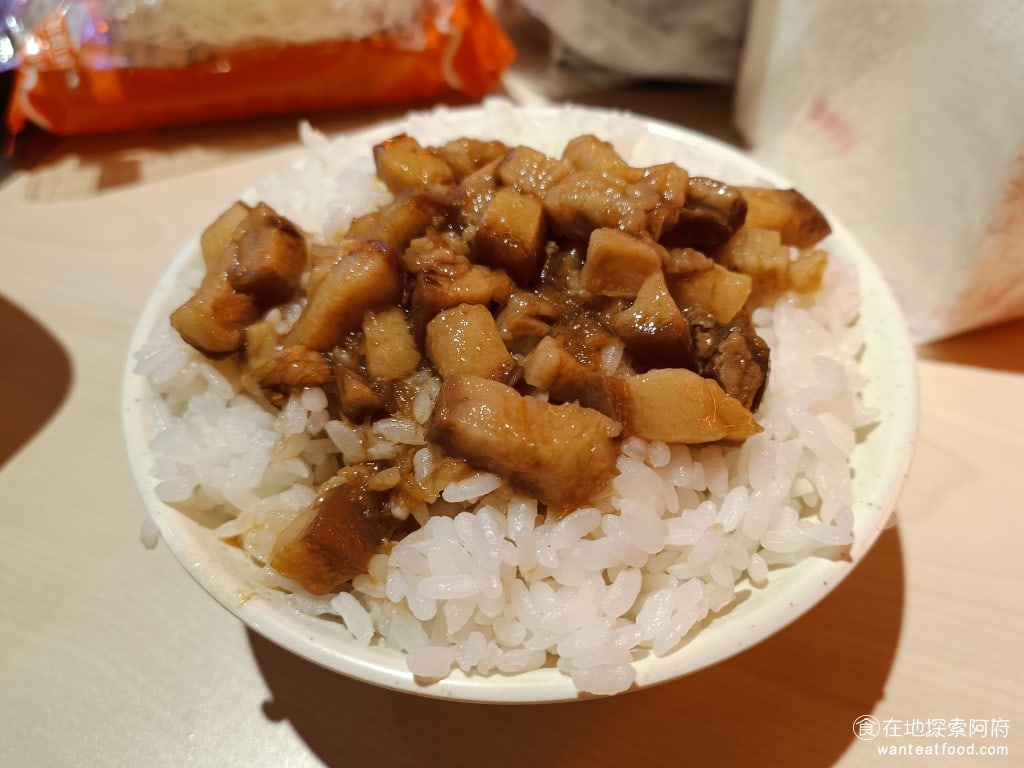 錢都日式涮涮鍋-市民大道店 CHIEN TU HOT POT 大安區美食 國父紀念館美食 鍋物料理 滷肉飯 這是我們用30元加點的滷肉飯。個人是覺得這個滷肉飯沒什麼特別的,而且肥肉太多了,但也沒差,畢竟這間店是火鍋店。 @在地老饕阿府
