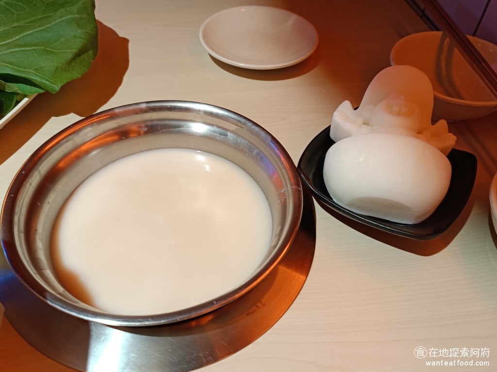 錢都日式涮涮鍋-市民大道店 CHIEN TU HOT POT 大安區美食 國父紀念館美食 鍋物料理 乖乖椰香牛奶鍋 這是與乖乖品牌聯名的椰香牛奶鍋,他會提供你一個乖乖形狀的牛奶塊,讓你加到湯裡去煮。 @在地老饕阿府