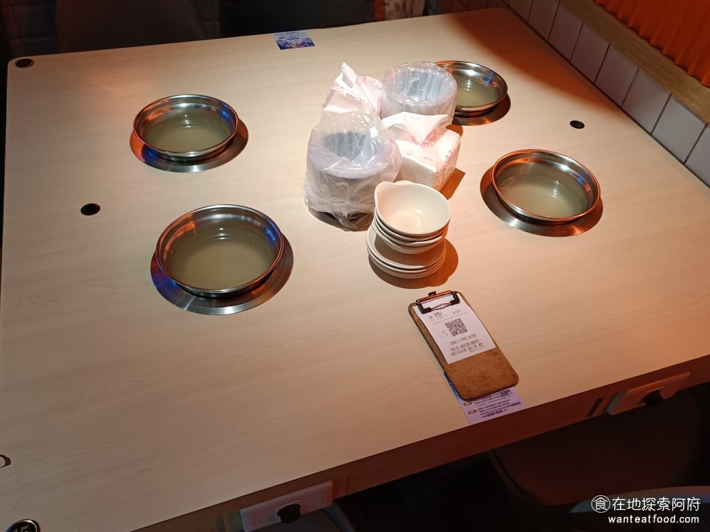 錢都日式涮涮鍋-市民大道店 CHIEN TU HOT POT 大安區美食 國父紀念館美食 鍋物料理 錢都刷刷鍋是一人一鍋的小火鍋,桌面還算寬敞,坐起來環境非常舒服。 @在地老饕阿府