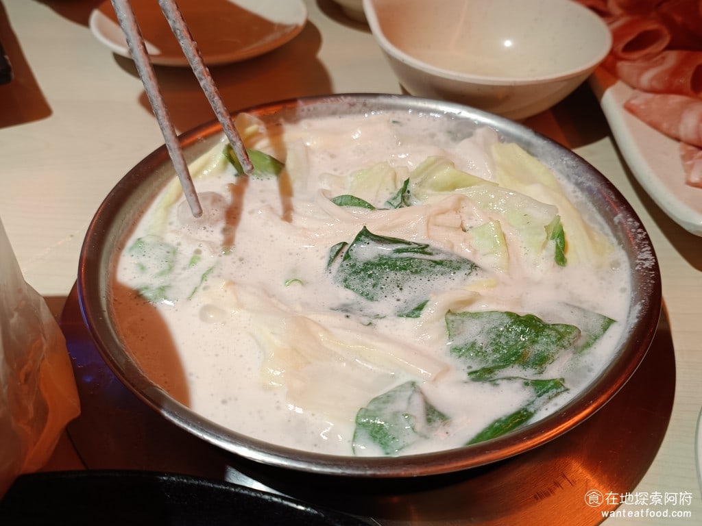 錢都日式涮涮鍋-市民大道店 CHIEN TU HOT POT 大安區美食 國父紀念館美食 鍋物料理 牛奶鍋的味道超級香,但是很容易煮乾。加湯的時候要請服務生來,因為這不是一般的湯頭,不要自己亂加。 @在地老饕阿府