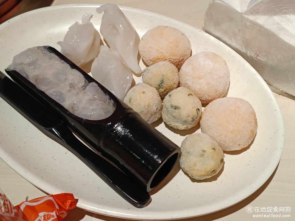 錢都日式涮涮鍋-市民大道店 CHIEN TU HOT POT 大安區美食 國父紀念館美食 鍋物料理 加點的蝦丸水晶餃和香菜包。 @在地老饕阿府
