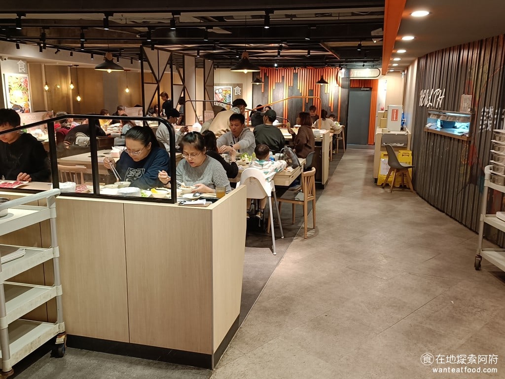 錢都日式涮涮鍋-市民大道店 CHIEN TU HOT POT 大安區美食 國父紀念館美食 鍋物料理 店內非常明亮,只不過這間店的挑高沒有很高,所以走進店裡就會感覺到處都是水氣。某些火鍋店,例如內湖的竹間,挑高就很高,用餐的時候空氣就會非常清爽。 @在地老饕阿府
