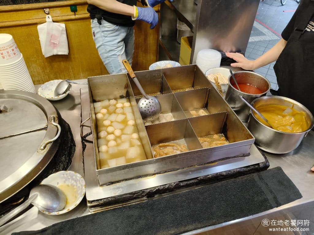 豆味行 豆味行菜單 豆味行推薦 中正區美食 中正美食 中正紀念堂美食 台灣小吃 甜不辣 豆花 這間店最大的特色，就是堅持使用新鮮魚漿製作甜不辣，製作的過程還有店家獨門的黃金比例，讓甜不辣的口感，吃起來非常Q彈。 @在地老饕阿府