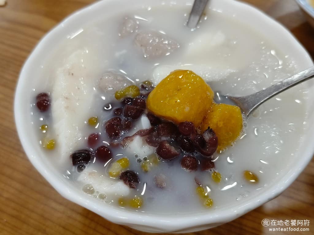 豆味行 豆味行菜單 豆味行推薦 中正區美食 中正美食 中正紀念堂美食 台灣小吃 甜不辣 豆花 芋圓也是這裡的特色，他們使用的是「九份賴阿婆」的芋圓，完全不用跑到九份就能吃到，超級棒。芋圓口感非常軟，帶有一點彈性，甜度較低，整體吃起來非常順口。 @在地老饕阿府