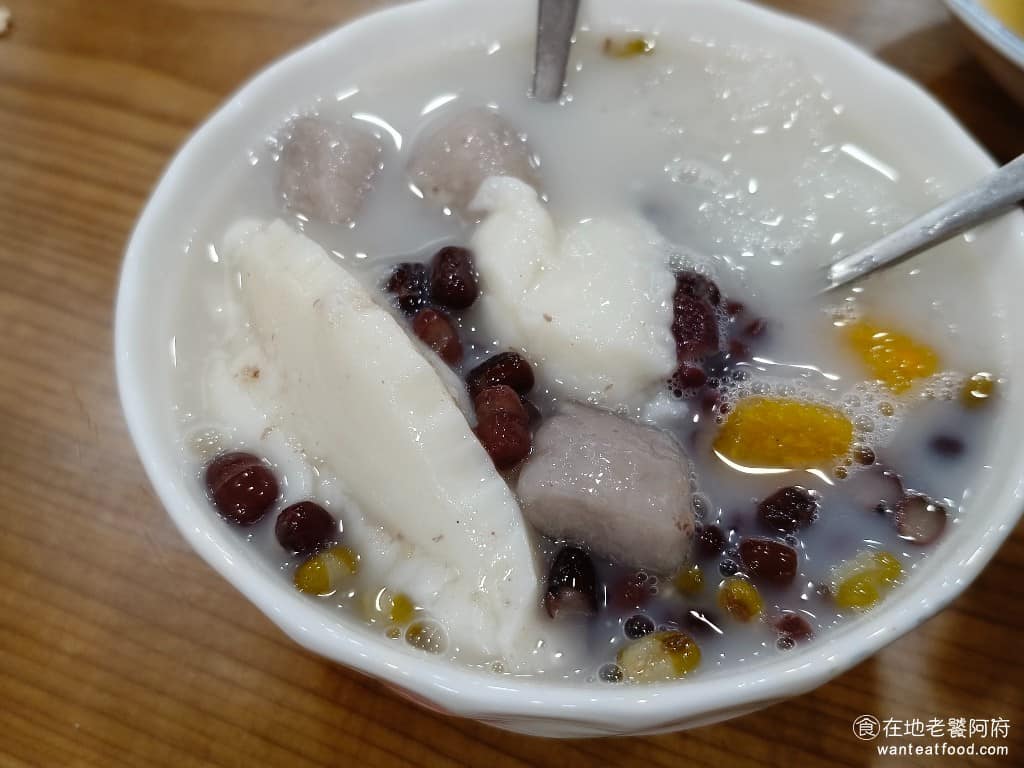 豆味行 豆味行菜單 豆味行推薦 中正區美食 中正美食 中正紀念堂美食 台灣小吃 甜不辣 豆花 芋圓豆花加紅豆綠豆 如果覺得單吃芋圓和豆花太單調，就可以自由加價，加10元就能多一樣廖，紅豆和綠豆吃起來口味偏淡，糖加的比較少，感覺這裡的甜品，不管是配料還是糖水，甜度都較低，走的是清爽健康的路線。 @在地老饕阿府