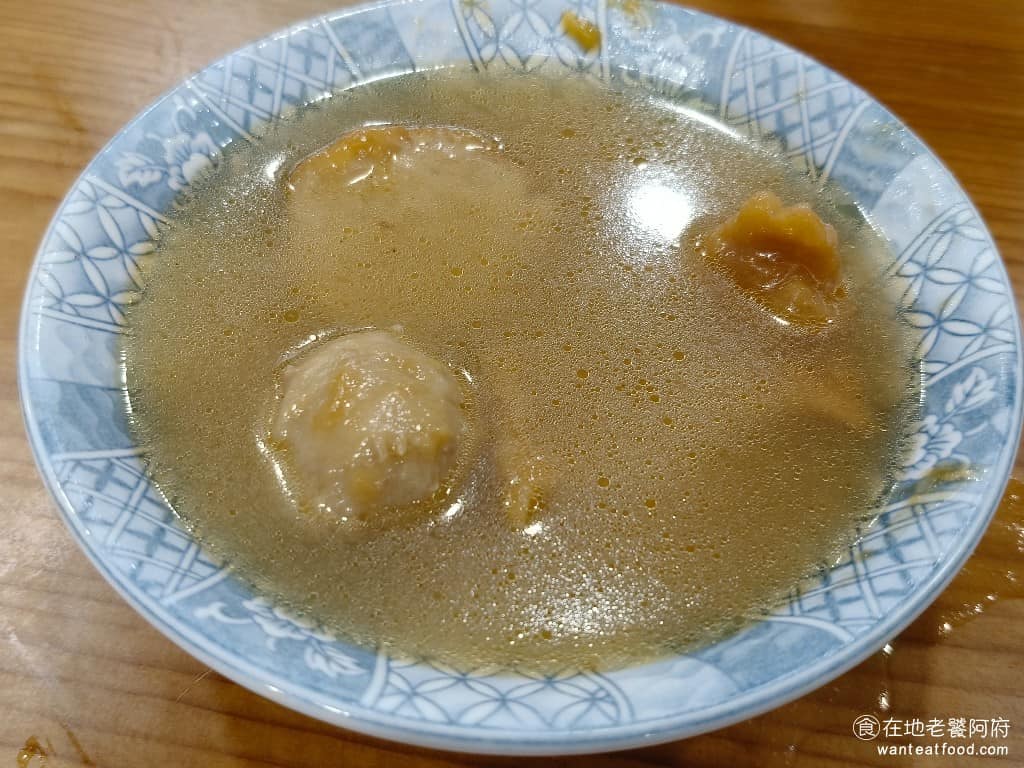豆味行 豆味行菜單 豆味行推薦 中正區美食 中正美食 中正紀念堂美食 台灣小吃 甜不辣 豆花 甜不辣快吃完時，別忘記要去加湯，湯頭帶有淡淡的柴魚香味，和剩下的醬汁攪拌在一起喝，湯的味道變得更香濃。 @在地老饕阿府