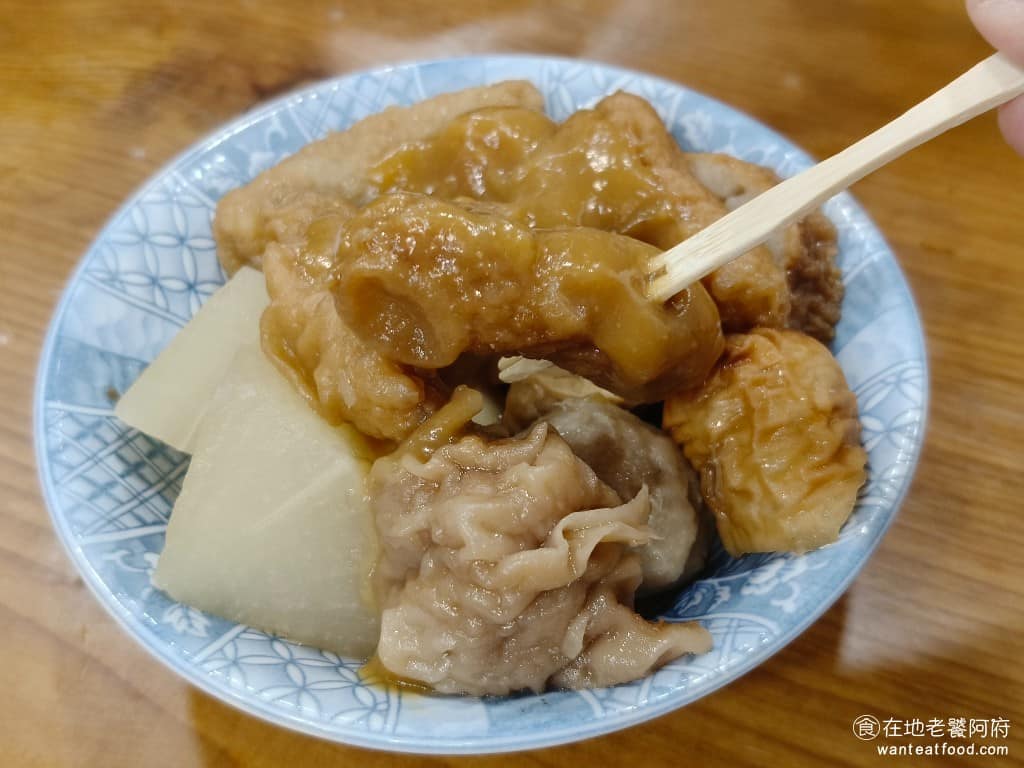 豆味行 豆味行菜單 豆味行推薦 中正區美食 中正美食 中正紀念堂美食 台灣小吃 甜不辣 豆花 這裡的甜不辣，不會煮得特別軟，所以吃起來非常有嚼勁，而且魚漿味非常濃。個人最喜歡厚片的甜不辣，因為厚度很足夠，而且面積又大，咬下去可以吃到滿滿的魚漿香氣。 @在地老饕阿府
