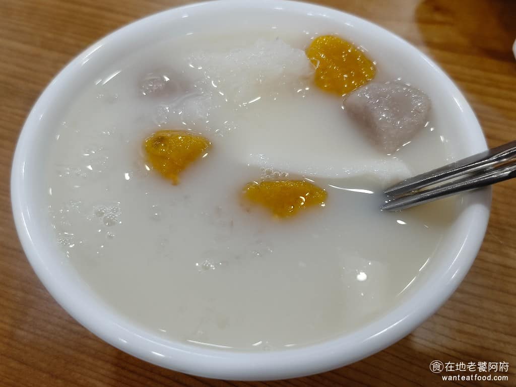 豆味行 豆味行菜單 豆味行推薦 中正區美食 中正美食 中正紀念堂美食 台灣小吃 甜不辣 豆花 芋圓豆花 這間豆花的口感比較接近杏仁豆腐，比較不像一般豆花一樣是軟的，因為店家說是使用了鹽滷當作凝固劑，所以吃起來的口感就會不一樣。 @在地老饕阿府