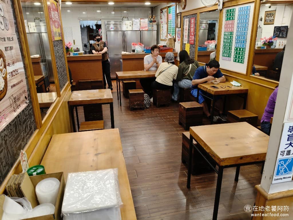 豆味行 豆味行菜單 豆味行推薦 中正區美食 中正美食 中正紀念堂美食 台灣小吃 甜不辣 豆花 「豆味行」曾經在松山饒河夜市開了分店，但後來因為那片區域要都更，所以那間店就收起來了，目前只剩下這間總店。店內的空間不大，頂多只能容納十幾個人，尖峰時間總是一位難求。 @在地老饕阿府