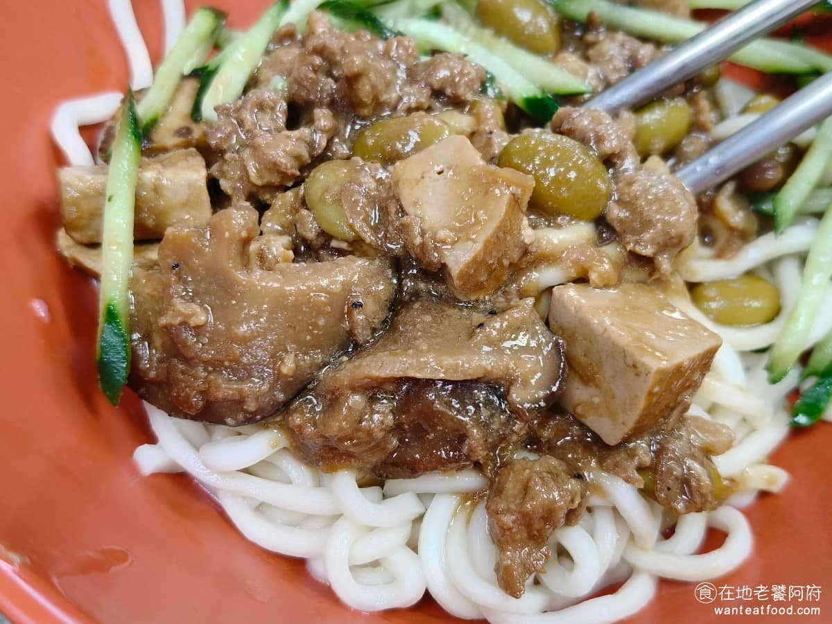 建忠牛肉麵 建忠牛肉麵菜單 建忠牛肉麵推薦 信義區美食 信義美食 相比於牛肉麵，個人覺得炸醬麵的味道比較鹹，也比較入味，也有很多網友都說，這個炸醬麵比起牛肉麵，更加吸引人。 @在地老饕阿府