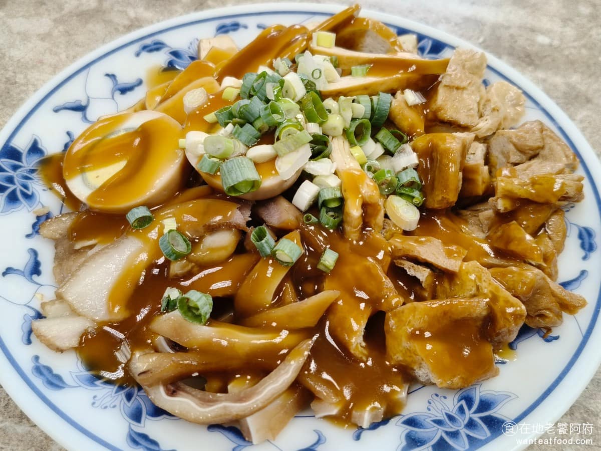 建忠牛肉麵 建忠牛肉麵菜單 建忠牛肉麵推薦 信義區美食 信義美食 切小菜 《建忠牛肉麵》切小菜的種類很多，而且每樣都切得很細、煮得很軟，口感都不錯，上面會加大量醬油膏，口味偏甜，乍看醬油膏加很多，但實際上不會很鹹。 @在地老饕阿府
