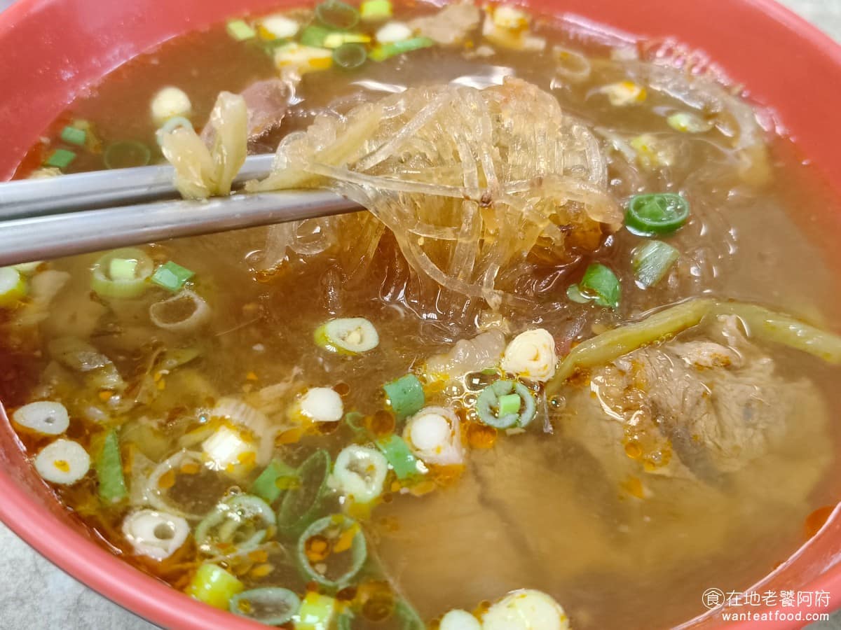 建忠牛肉麵 建忠牛肉麵菜單 建忠牛肉麵推薦 信義區美食 信義美食 只是豆瓣的辣味和香氣，還是不夠突出，湯頭對我來說沒有太大的吸引力，就是普通的台式紅燒風格，湯裡預設會放酸菜和蔥花，有淡淡的酸菜和蔥香味。 @在地老饕阿府