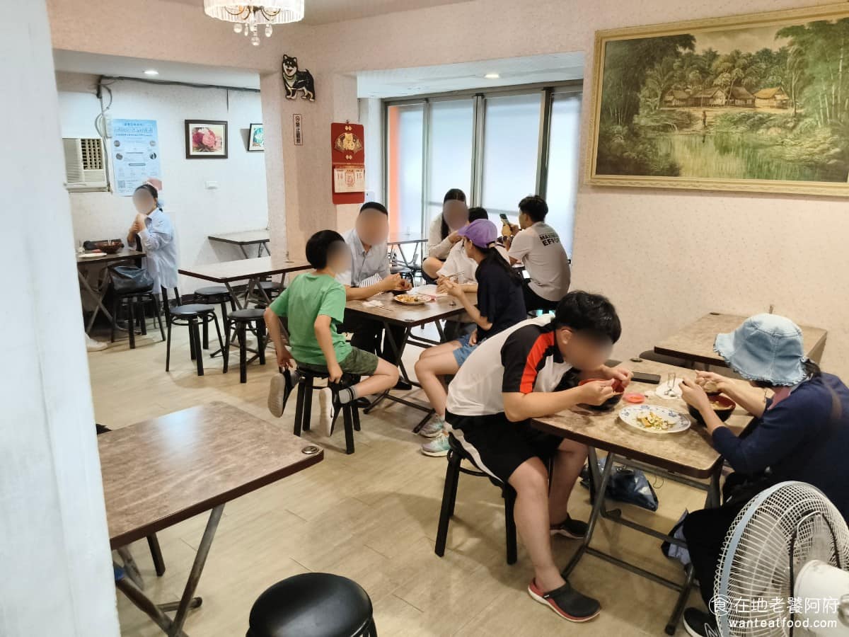 建忠牛肉麵 建忠牛肉麵菜單 建忠牛肉麵推薦 信義區美食 信義美食 尤其右邊角落空間，意外地不少人，因為冷氣最涼，很多客人喜歡往裡面去坐。 @在地老饕阿府