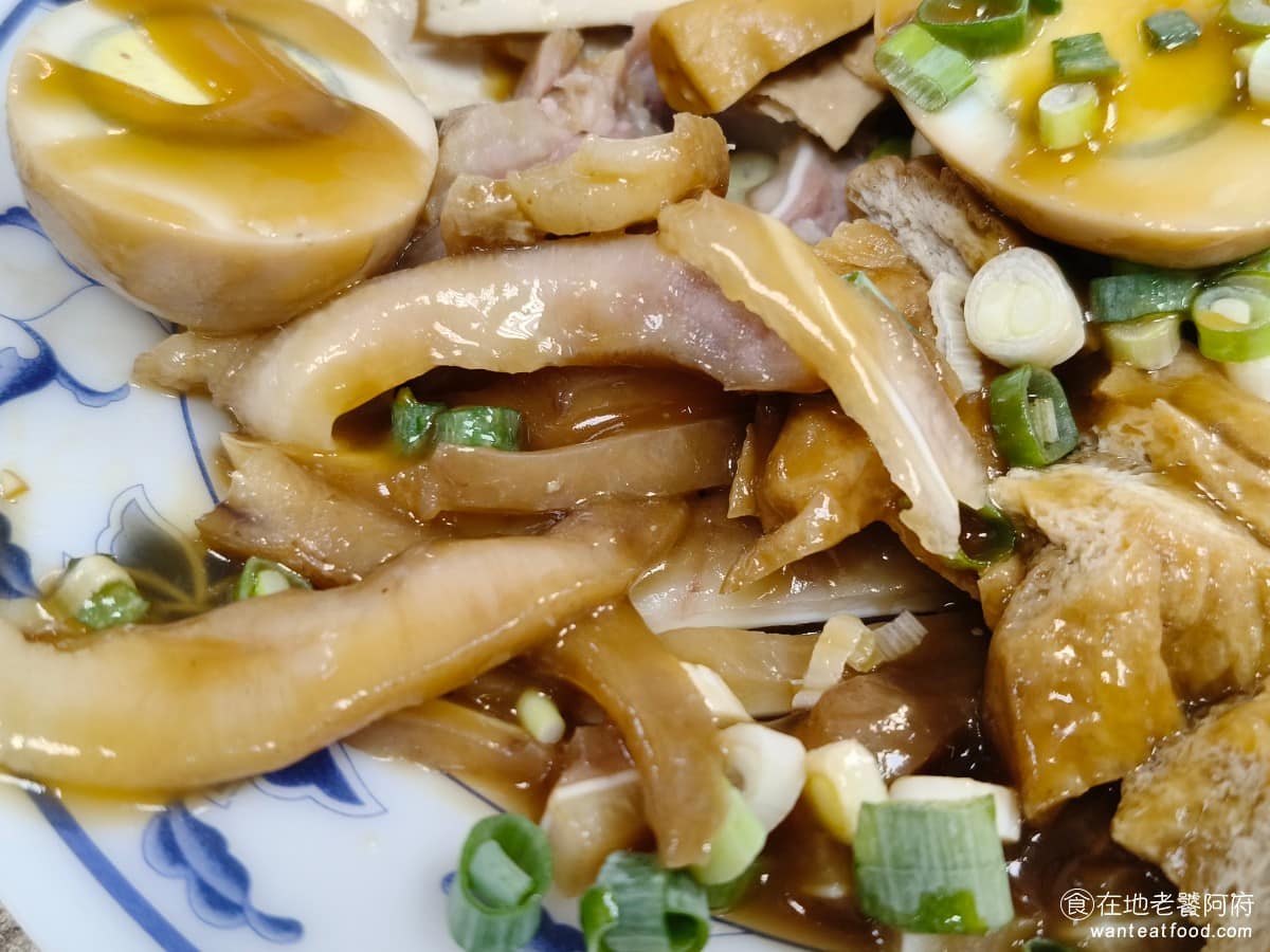 建忠牛肉麵 建忠牛肉麵菜單 建忠牛肉麵推薦 信義區美食 信義美食 但豬頭皮超級肥，不知道是不是部位問題，如果每次來都這麼肥，個人建議不要點，換點其他小菜比較划算。 @在地老饕阿府