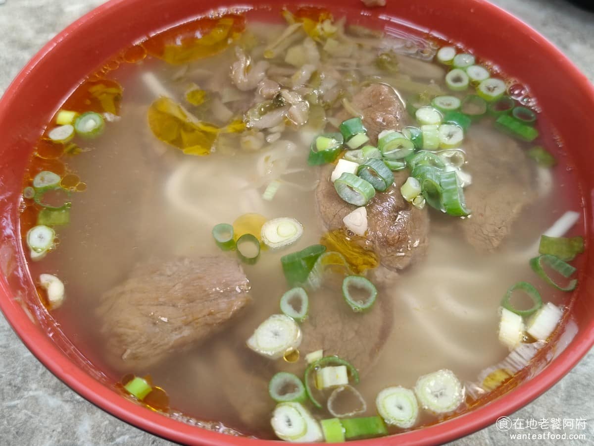 建忠牛肉麵 建忠牛肉麵菜單 建忠牛肉麵推薦 信義區美食 信義美食 清燉牛肉麵 特地點了一碗清燉來試試，吃了一口發現，湯頭淡得像水，幾乎沒什麼味道。如果你來《建忠牛肉麵》，建議直接點紅燒就好，清燉真的無特色。 @在地老饕阿府