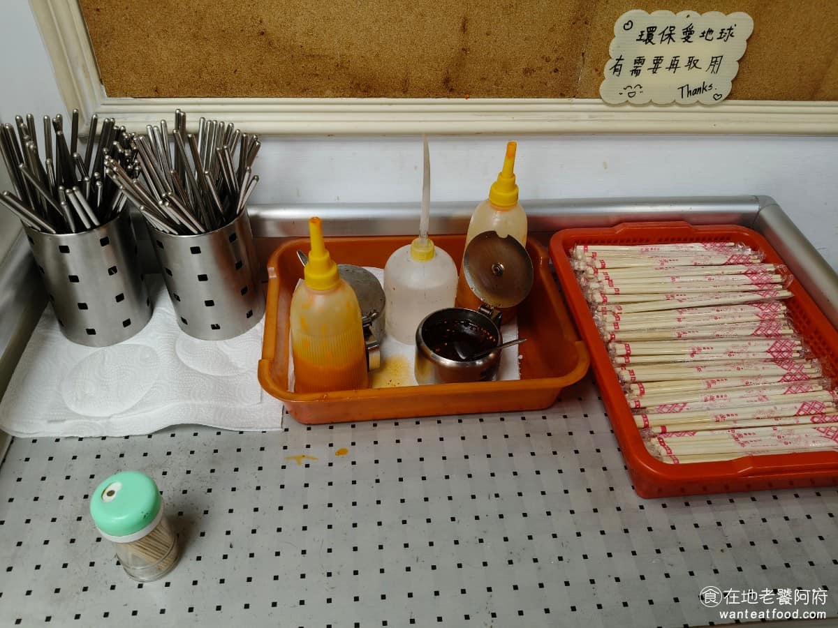 建忠牛肉麵 建忠牛肉麵菜單 建忠牛肉麵推薦 信義區美食 信義美食 店家也自製醬油膏和辣椒油，醬料區自行取用。辣醬是炒焙過的，有香氣、有辣度，不是那種嗆辣刺激的化學辣，拿來拌滷味或加進湯頭都很搭，很多人是為了這個辣醬來的。 @在地老饕阿府