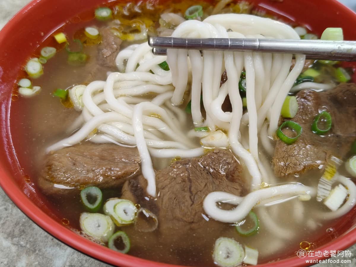 建忠牛肉麵 建忠牛肉麵菜單 建忠牛肉麵推薦 信義區美食 信義美食 細麵口感類似拉麵，有彈性吸湯能力不錯，若點寬麵Q彈度更高，更耐嚼，喜歡口感紮實的，可選寬麵。 @在地老饕阿府