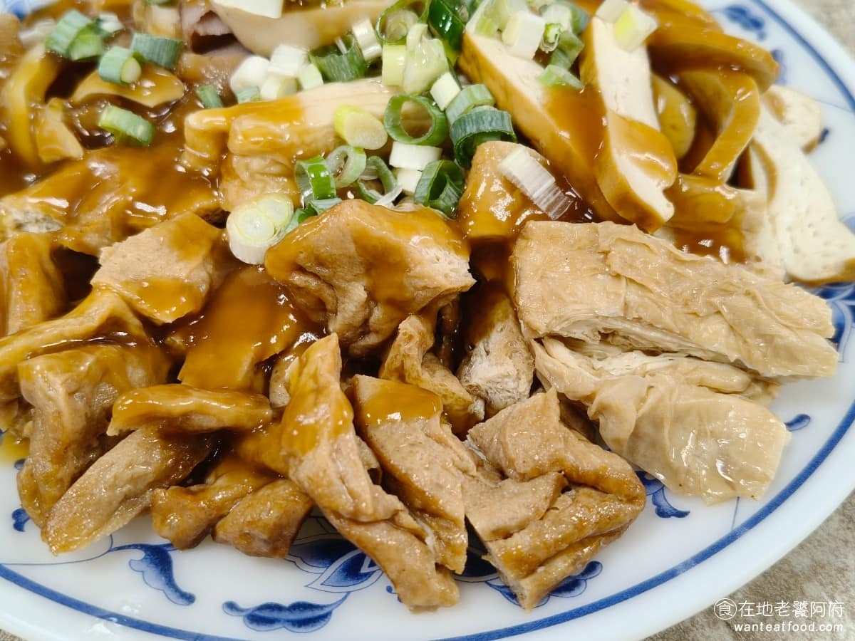 建忠牛肉麵 建忠牛肉麵菜單 建忠牛肉麵推薦 信義區美食 信義美食 整體入味程度中等，滷汁沒有太重的味道，搭配朝天椒醬來吃，會更有層次感。 @在地老饕阿府