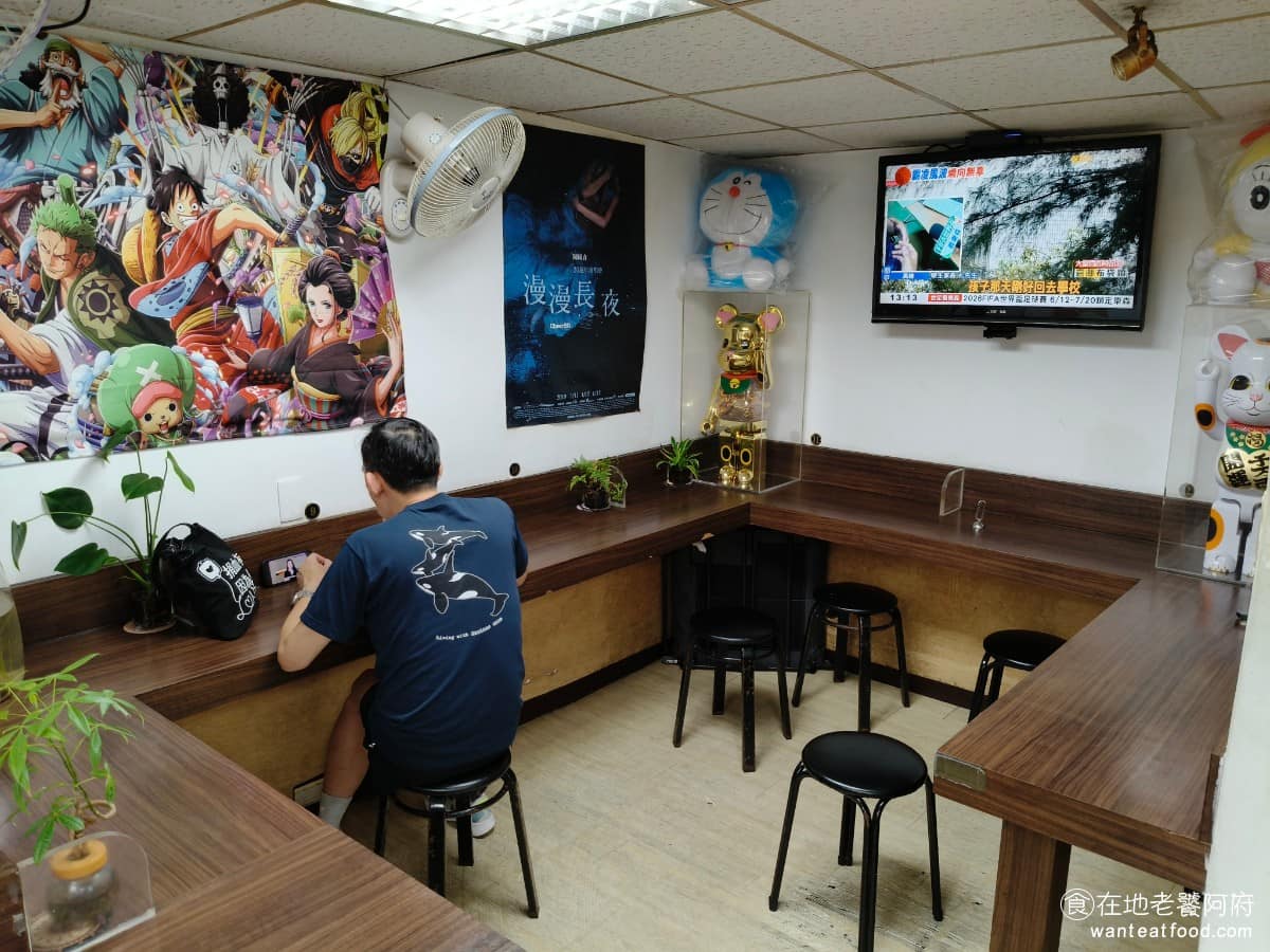 建忠牛肉麵 建忠牛肉麵菜單 建忠牛肉麵推薦 信義區美食 信義美食 店內還放了兩隻哆啦A夢的玩偶，旁邊還有一張海賊王的海報，非常的特別。 @在地老饕阿府
