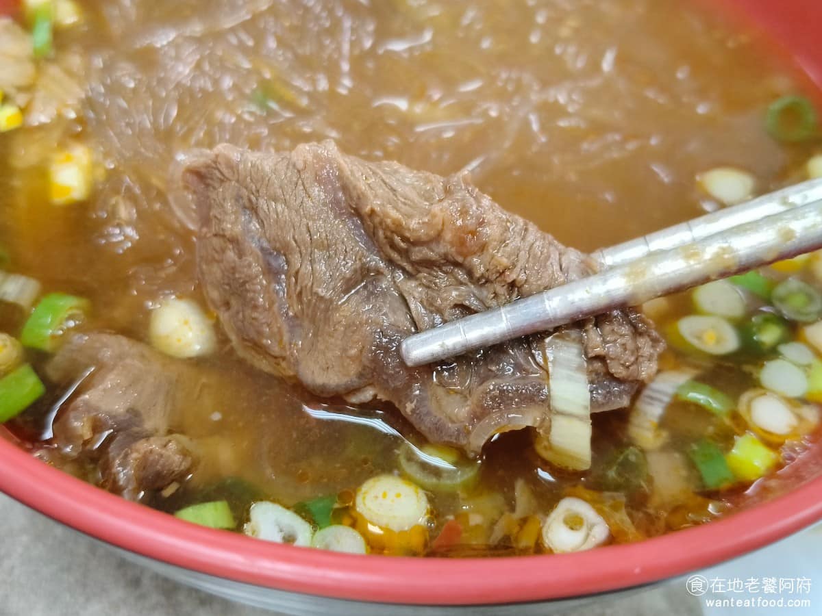 建忠牛肉麵 建忠牛肉麵菜單 建忠牛肉麵推薦 信義區美食 信義美食 牛肉給的很多，肉質比想像中軟一些，不會太硬，這點是驚喜，以這種價位，這肉質已經很不錯了。如果你還有點切小菜，真的點小碗的麵，就很夠吃了，大碗不必要。 @在地老饕阿府