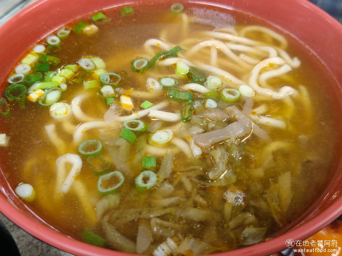 建忠牛肉麵 建忠牛肉麵菜單 建忠牛肉麵推薦 信義區美食 信義美食 紅燒牛肉湯麵 不想吃肉也可以單點牛肉湯，湯頭同紅燒口味，一樣可以感受到醬香底韻。沒有肉的版本是60元，更便宜。 @在地老饕阿府