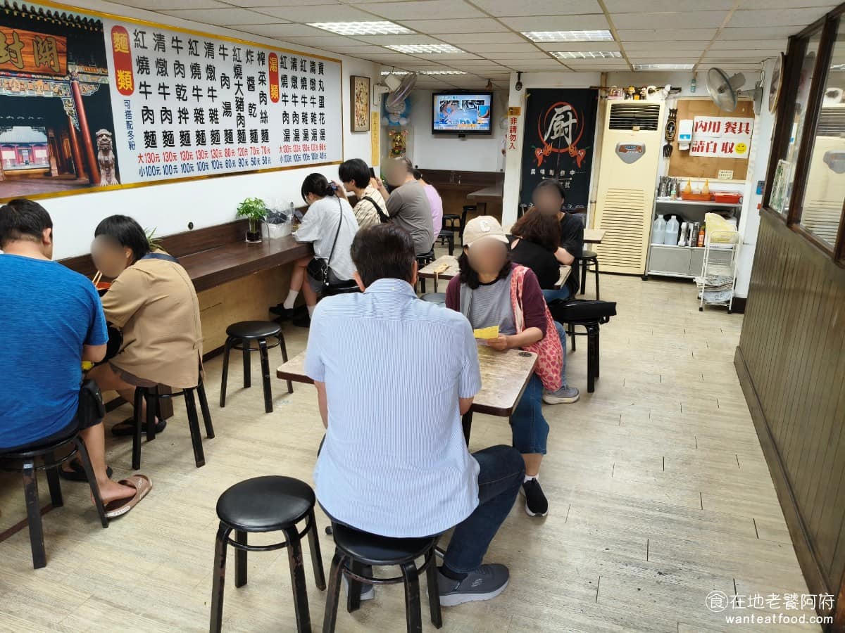建忠牛肉麵 建忠牛肉麵菜單 建忠牛肉麵推薦 信義區美食 信義美食 室內空間乍看不大，但有三塊用餐區，店內直走到底，左右兩邊都還有座位。 @在地老饕阿府