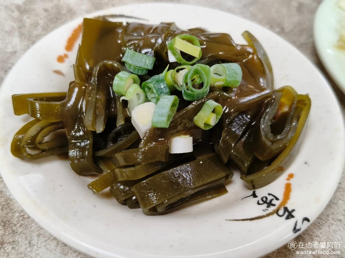 建忠牛肉麵 建忠牛肉麵菜單 建忠牛肉麵推薦 信義區美食 信義美食 海帶 海帶一份份量超多，在全部都是豆類食品之下，多點一個海帶，或是泡菜做搭配，更有豐富度。 @在地老饕阿府