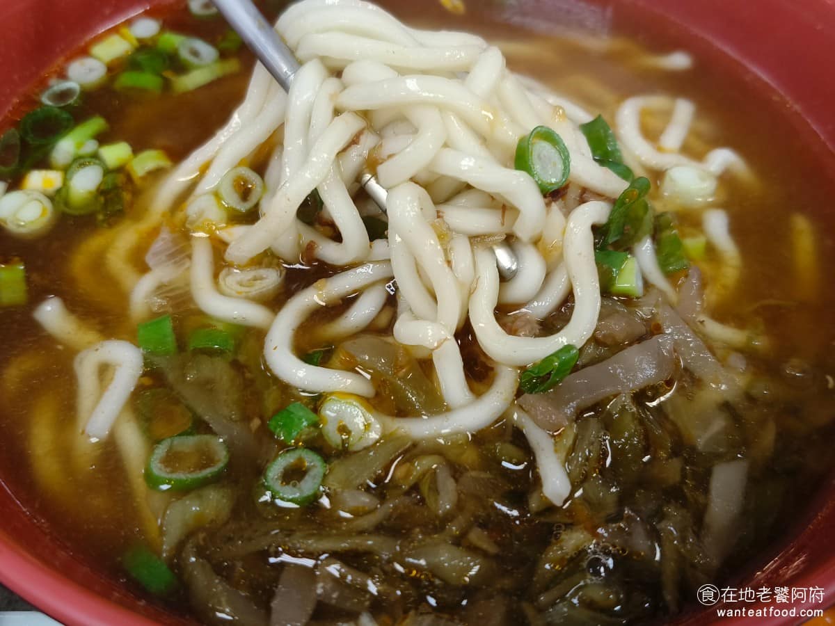 建忠牛肉麵 建忠牛肉麵菜單 建忠牛肉麵推薦 信義區美食 信義美食 麵條我點的是細麵，但實際上粗度跟拉麵差不多，吃起來Q彈有嚼勁，口感還不錯。 @在地老饕阿府