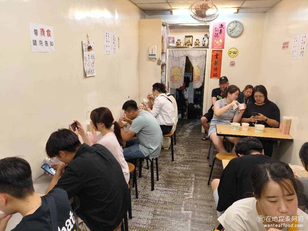 好朋友涼麵 好朋友涼麵菜單 好朋友涼麵價格 士林區美食 士林美食 台灣小吃 涼麵 味噌湯 店內有分成四人桌的座位和一整排的吧台座位,座位的安排兼具都很寬敞,所以坐起來不會覺得很擠。 @在地老饕阿府