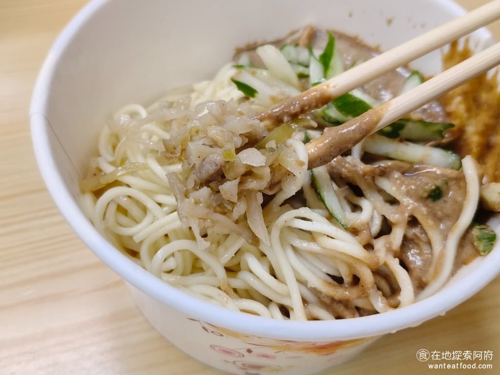 好朋友涼麵 好朋友涼麵菜單 好朋友涼麵價格 士林區美食 士林美食 台灣小吃 涼麵 味噌湯 榨菜上面還擺了一些胡椒,所以他的榨菜吃起來鹹味也非常足夠。雖然說榨菜和麻將的味道都還不錯,但他的麵條,個人是覺得口感不太好,吃起來冷冷冰冰的,很像一些非手工製作的涼麵,這是最大缺點。 @在地老饕阿府
