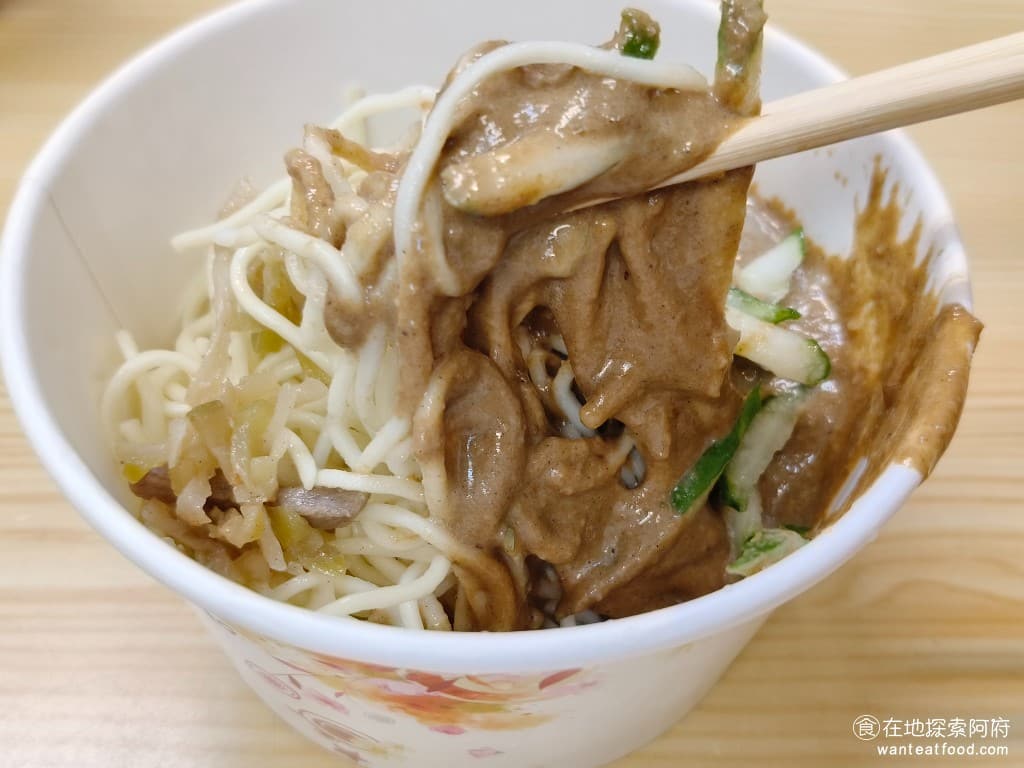 好朋友涼麵 好朋友涼麵菜單 好朋友涼麵價格 士林區美食 士林美食 台灣小吃 涼麵 味噌湯 這間涼麵店最讓人印象深刻的地方,就是他的麻醬給得超級大方,完全不用攪拌,就可以讓每一根麵條都沾到滿滿的麻醬。麻醬的濃度,也調的恰到好處,不會太濃也不會太稀,吃起來的口感,是非常清爽的。 @在地老饕阿府