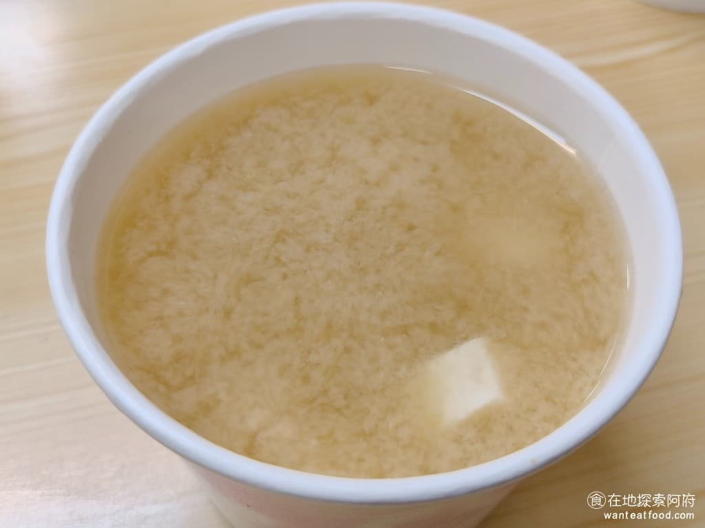 好朋友涼麵 好朋友涼麵菜單 好朋友涼麵價格 士林區美食 士林美食 台灣小吃 涼麵 味噌湯 味噌湯 味噌湯只是配角,但也製作得相當用心,湯底使用柴魚片去熬煮,柴魚的味道非常相濃,整碗湯喝起來甜甜的,口感非常溫和。 @在地老饕阿府