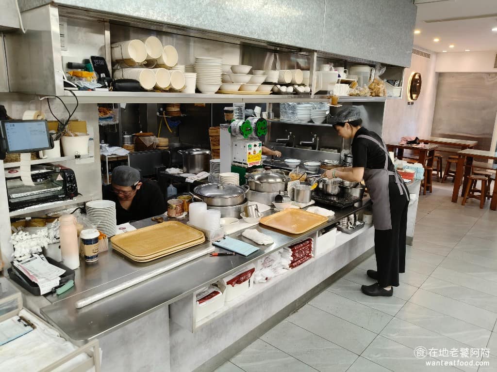 江家牛肉麵永和豆漿(光復店) 江家牛肉麵永和豆漿(光復店)菜單 江家牛肉麵永和豆漿(光復店)推薦 大安區美食 店內廚房是開放式的,廚房的環境,也非常的乾淨,而且空氣處理得很好,完全沒有油煙味。 @在地老饕阿府