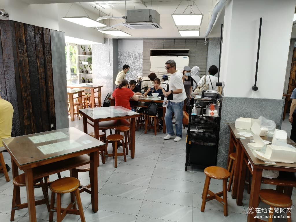 江家牛肉麵永和豆漿(光復店) 江家牛肉麵永和豆漿(光復店)菜單 江家牛肉麵永和豆漿(光復店)推薦 大安區美食 以前這間店的環境,就和傳統老舊早餐店一樣,重新裝潢後,變得乾淨明亮,完全沒有老店的油膩感。 @在地老饕阿府