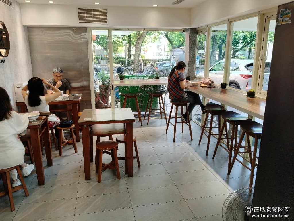 江家牛肉麵永和豆漿(光復店) 江家牛肉麵永和豆漿(光復店)菜單 江家牛肉麵永和豆漿(光復店)推薦 大安區美食 店內的座位也比以前變得更多了,所以中午用餐時間過來這裡吃,等候的時間都比以前少很多。 @在地老饕阿府