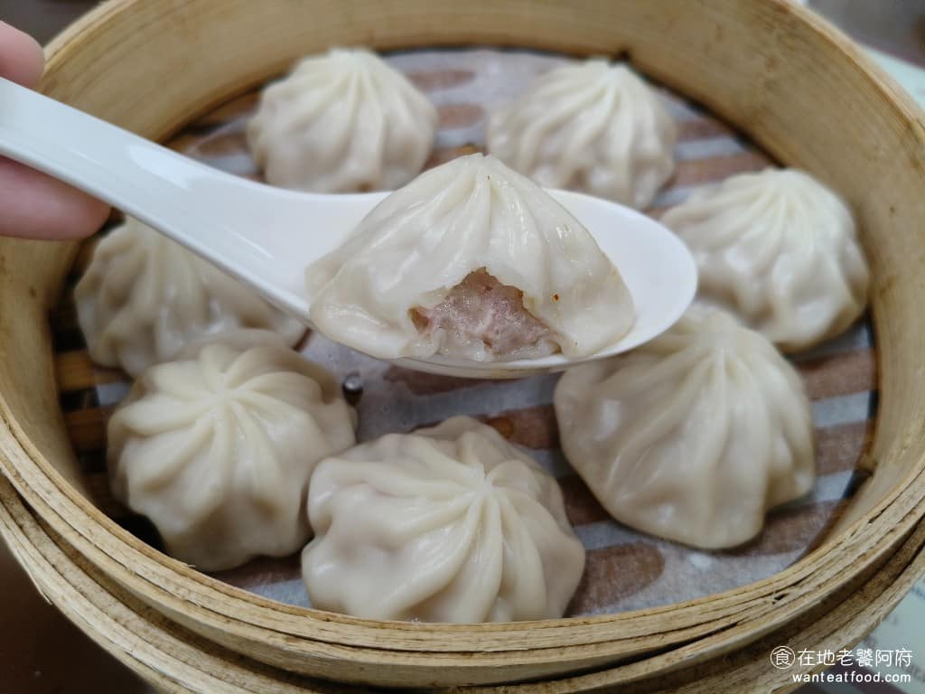 江家牛肉麵永和豆漿(光復店) 江家牛肉麵永和豆漿(光復店)菜單 江家牛肉麵永和豆漿(光復店)推薦 大安區美食 以 155 元的價格來說,這樣的湯包還算是有水準,每一顆尺寸都很大,而且皮非常薄,裡面帶有些微的湯汁,直接吃就非常好吃,完全不用沾醬料,湯汁中吃得到蔥的清甜味,吃起來味道非常清爽。 @在地老饕阿府