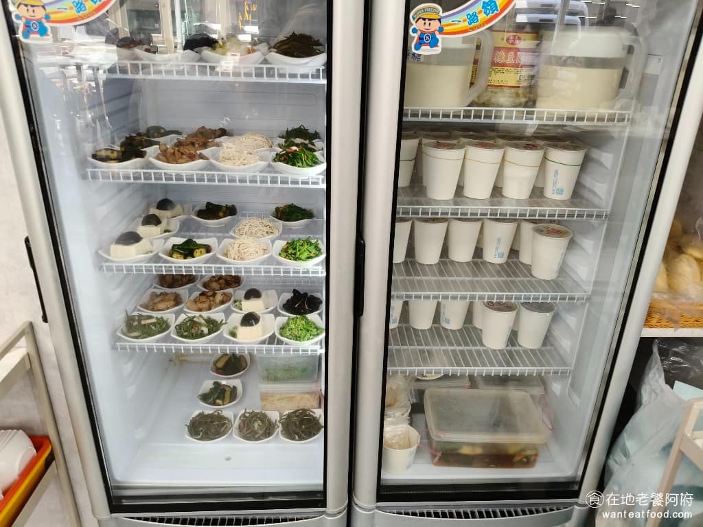 江家牛肉麵永和豆漿(光復店) 江家牛肉麵永和豆漿(光復店)菜單 江家牛肉麵永和豆漿(光復店)推薦 大安區美食 店內還有賣各種小菜,一盤是 40 元,直接自取餐後再結帳。 @在地老饕阿府