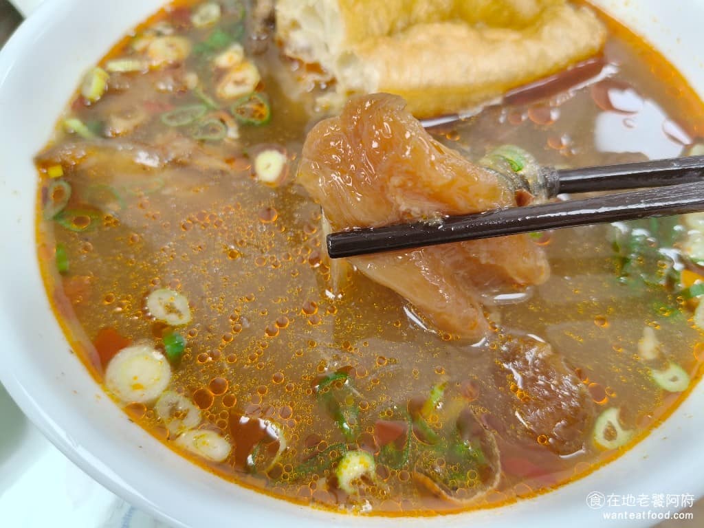 江家牛肉麵永和豆漿(光復店) 江家牛肉麵永和豆漿(光復店)菜單 江家牛肉麵永和豆漿(光復店)推薦 大安區美食 牛肉給的份量很多,肉質會比較偏硬,牛筋的部分,口感非常軟,兩個吃起來都還不錯。 @在地老饕阿府