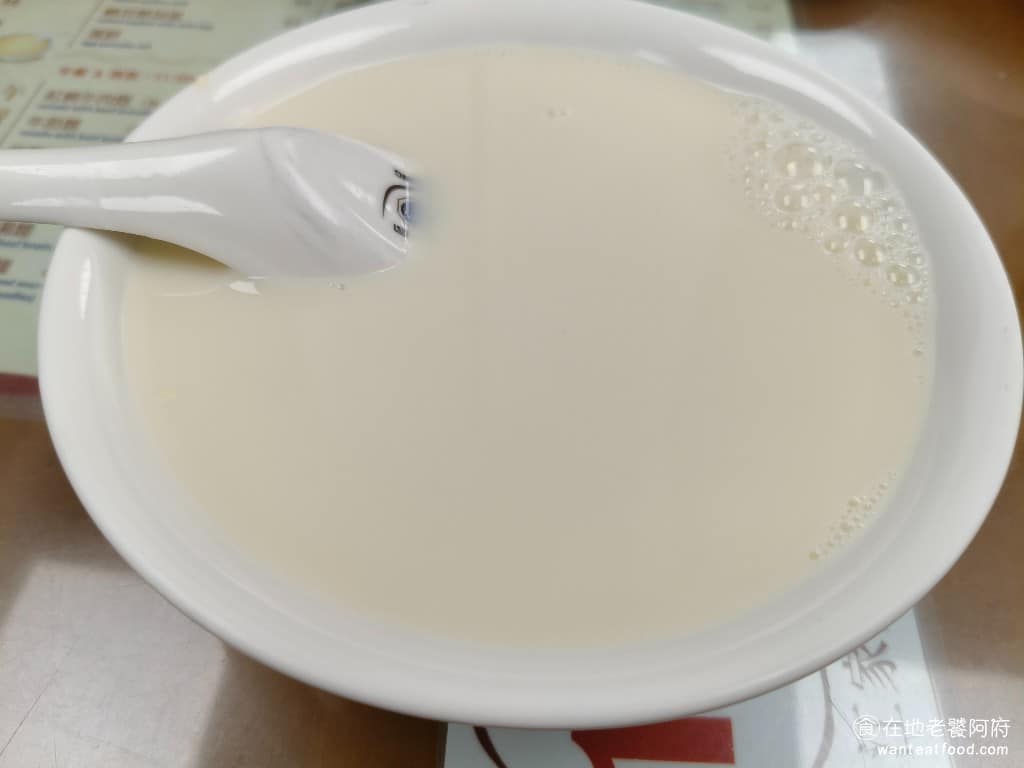 江家牛肉麵永和豆漿(光復店) 江家牛肉麵永和豆漿(光復店)菜單 江家牛肉麵永和豆漿(光復店)推薦 大安區美食 熱豆漿 這裡的豆漿,使用非基因改造黃豆,喝起來黃豆味非常香濃,有糖的版本甜度適中,喝起來不會太甜。 @在地老饕阿府