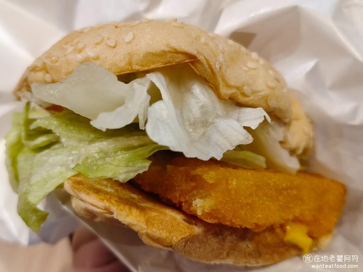 小勇士德州炸雞Golden Fried Chicken Chicken菜單 Chicken推薦 魚排堡 魚排本身不難吃，但和腿排堡一樣的情況，就是漢堡的麵包皮，吃起來實在太乾、太硬了。 @在地老饕阿府